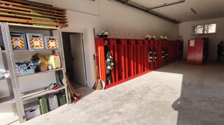 Die neuen Spinde ermöglichen die sogenannte Schwarz-weiß-Trennung.