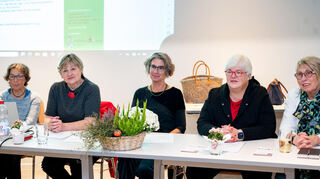 Der Vorstand des Vereins Frauenhaus Bergstraße (v.li.): Anette Seip, Edeltraud Lubda, Martina Evertz, Konstanze Hiemenz und Maria Heeß.