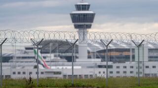 Flüge wurden wegen der Drohnen umgeleitet.