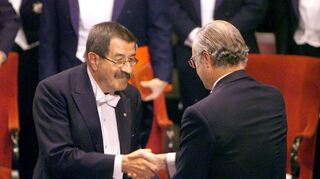 Einer der bislang letzten deutschen Nobelpreisträger: Günter Grass bekam die Nobelmedaille 1999 aus den Händen von Schwedens König Carl XVI. Gustaf überreicht. (Archivbild)