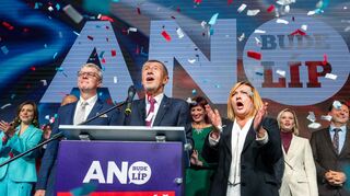 Der Vorsitzende der Oppositionsbewegung ANO, Andrej Babis (M), spricht nach der Bekanntgabe des Wahlergebnisses.