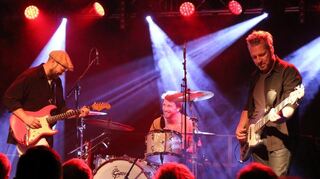 Henrik Freischlader trat mit Leon Mucke am Schlagzeug und René Pütz am Bass im Musiktheater Rex auf.