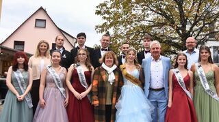 Kerwekönigin Theresa Ernst, ihre Beleitdamen und das VzEdT-Team waren die Gäste von Bürgermeister Glanzner und seiner Ehefrau Gerlinde.