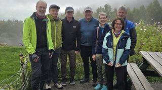 Die Gruppe erklomm einen geschichtsträchtigen Gipfel, besichtigte einen Themenpfad und wanderte zu einer Burgruine.