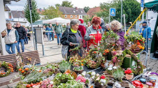 Bunte Herbstrkänze und Gestecke neben regionalen Produkten aus dem heimischen Garten und der Küche gab es beim Dorfmarkt in Zell.
