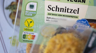 Eine Packung veganes Schnitzel auf Basis von Weizenprotein. Die Abgeordneten des EU-Parlaments stimmen über einen Änderungsvorschlag für ein Gesetz ab, nach dem pflanzliche Ersatzprodukte nicht mehr Burger, Schnitzel oder Wurst heißen dürften.