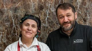 Mehmet Uzun (rechts) führt seit über 20 Jahren den Pide-Laden Uzun Tasfirini in den Quadraten.