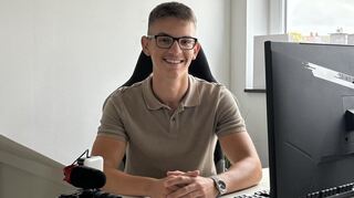 Thilo Lützel ist ein junger Unternehmer. Die meiste Zeit arbeitet er von seinem Schreibtisch aus – zu Hause in Viernheim. Aber auch Video-Drehs stehen auf seinem Plan.