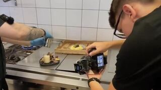 Thilo Lützel in Aktion: Der junge Unternehmer dreht Videos für Restaurants, die er dann auf den sozialen Medien hochlädt.