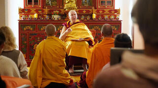 Lama Dechen Losang Chöma Rinpoche erklärte, wie ein friedliches Zusammenleben gelingen kann.