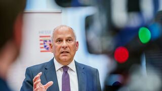 Hessens Innenminister Roman Poseck (CDU) behält die weiteren Ermittlungen gegen 17 Frankfurter Polizisten im Blick.