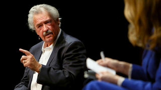 Der ehemalige Außenminister Luxemburgs, Jean Asselborn, im Gespräch mit Hendrike Brenninkmayer bei einer Veranstaltung im Alten Kino Franklin unter dem Motto „Ideen für Europa“.