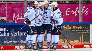 Torjubel: Die Adler Mannheim, hier Lukas Kälble (v.l.), Justin Schütz, Leon Gawanke und Marc Michaelis, hatten in Bremerhaven immer die richtige Antwort parat.