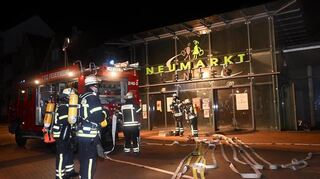In der Nacht zum Samstag hat es im Neumarkt-Center in der Bensheimer Innenstadt gebrannt. Die Feuerwehren aus Bensheim und Auerbach waren Ort und löschten den Brand.