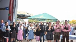 Die Einhäuser Kerwejugend verwandelte die Bauhalle zur Hüttengaudi in ein Oktoberfest-Zelt.