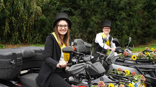 Kerweparre Ronja Herrmann und Mundschenk Christian Schäfer fuhren während des Kerbzugs auf Quads durch Gadernheim.