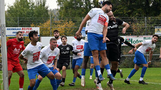 Alarmstufe rot im Groß-Rohrheimer Strafraum: Julian Prikel (2. v. re. im schwarzen Trikot) von der SG Lindenfels/Winterkasten im Kopfballduell mit Ibrahim Cepaneci.