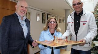 Schirmherr Andreas Heun, Andrea Jäger (Sparkasse Bensheim) und Turnier-Organisator Torsten Warnk (ChessXdream) (v. li.) freuen sich auf das anstehende Schachturnier, das am Freitag beginnt.