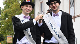 Kerweparrer Marlon Friedl (li.) mit Mundschenk Dennis Weber.