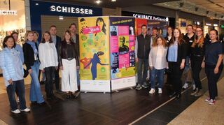 Im Beisein von Angelika Beckenbach (7.v.l.), Jörg Scheidel (6.v.l.) und den Kooperationspartnern wurde die Ausstellung „Wie geht`s“ eröffnet.