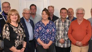 Klaus Eberle (4.v.l.) wurde als Vorsitzender im Amt bestätigt. Unser Bild zeigt ihn mit seinem Stellvertreter Olaf Jünge (2.v.r.), Mitgliedern des Vorstands und Stadtrat Jürgen Engert (3.v.r.)