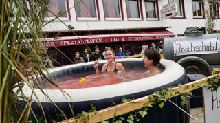 Bei herbstlichen Temperaturen hatten es sich diese beiden Damen des Mühlenhofs im Pool mit warmem Wasser gemütlich gemacht.