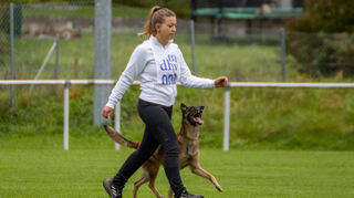 Die konzentrierte Natascha Fritz und ihre an diesem Tag hochmotivierte und übermütige Lyndie vor den Zuschauern des gut besetzten Stadions.