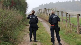 Ermittler gehen derzeit davon aus, dass es sich bei einer in einem Waldstück bei Güstrow gefundenen Kinderleiche um den vermissten achtjährigen Fabian handelt.
