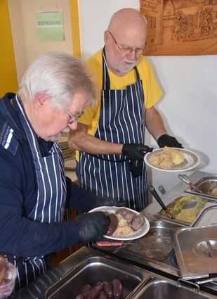 Hermann Heinbach, links, und Albert Grieser füllten beim Schlachtfest des Gesangvereins Liederkranz das Wellfleisch und die Beilagen auf die Teller der Gäste.