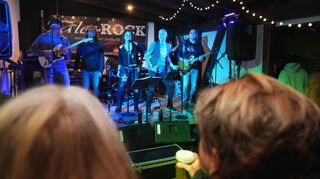 Die Band Tales of Rock spielte zur Kerb in Gadernheim.