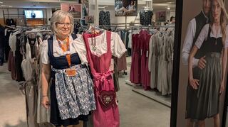 Roswitha Weihrauch berät bei Galeria in Sachen Trachtenoutfit.