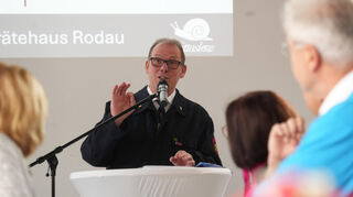Der Rodauer Wehrführer Thomas Schneider erläuterte bei der Einweihung die Hintergründe und Details der umfangreichen Sanierungsmaßnahmen.