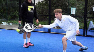 BA-Mitarbeiter Frederik Koch (re.) ließ sich auf dem Padel-Court von Trainer Alex Gebhardt-Roth.
