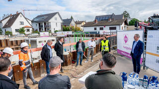 Ein großes Regenrückhaltebecken entsteht derzeit mitten im Lorscher Wohngebiet an der Friedrich-Ebert-Straße.