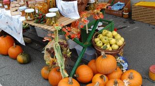 Reich gedeckt sind die Stände mit regionalen Erzeugnissen beim Bauernmarkt.