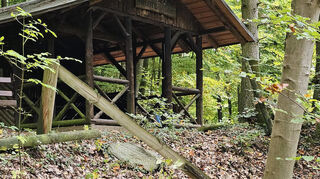 Die hölzerne Begrenzung am Rastplatz an der Karl-Stähr-Hütte wurde von Unbekannten zerstört.