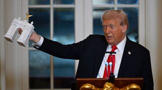 Trump stellte bei einem Spendendinner ein Modell für einen Triumphbogen in der US-Hauptstadt Washington vor.