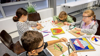 Im Sanner Forum enstanden beim Herbstferien-Workshop mit Barbara Stumm bunte Mosaikbilder.