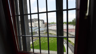 Blick durch ein vergittertes Fenster in einer Zelle der Sicherungsverwahrung auf die Justizvollzugsanstalt Schwalmstadt.