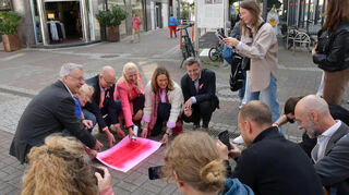 Landesministerin Diana Stolz (Mantel in Pink) wirbt unter dem Motto „Pinktober – Gemeinsam gegen Brustkrebs“ zusammen mit dem Kreiskrankenhaus Bergstraße, dem Universitätsklinikum Heildelberg und der Stadt Heppenheim für Vorsorgeuntersuchungen. Die Sprühaktion rief viel Aufmerksamkeit hervor.
