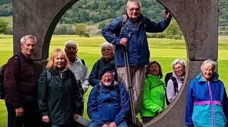 Bei der einwöchigen Wanderreise der Naturfreunde Einhausen durch die Vulkaneifel bildete die kinetische Skulptur des „Urknalls“ der kosovarischen Bildhauerin Leunora Salihu den passenden Rahmen für ein Erinnerungsfoto.