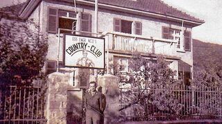 <p>Gestern und heute: Das gesuchte Haus in der Bahnhofstraße 17 in Zwingenberg kurz nach dem Zweiten Weltkrieg sowie renoviert und herausgeputzt in der Gegenwart.</p>