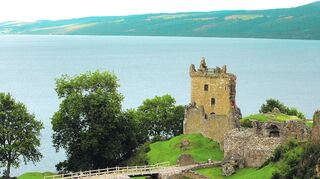 <p>Vor dem Loch Ness in Schottland stehen auf einer Landzunge bei Drumnadrochit die Ruinen von Urquhard Castle aus dem zwölften Jahrhundert.</p>