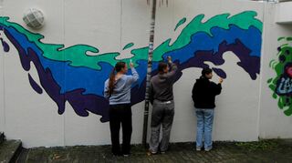Daria Briesemeister, Lucy Geyer und Julia Gaab (von links) legen am Graffiti letzte Hand an.