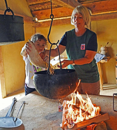 Beim Herbstfest in Lauresham erfahren die Besucher, was im Mittelalter auf den Tisch kam und können zusehen, wie Essen und Getränke hergestellt wurden.