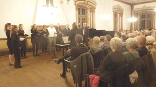 Der Jazzchor „Mixed Singers“ brachte sich am Mittwoch mit schwungvollen Weisen beim Benefizkonzert zum Pinktober im Kurfürstensaal ein.