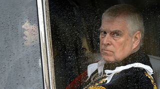 Prinz Andrew zieht sich weiter aus dem Königshaus zurück.