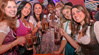 Gute Stimmung unterm blau-weißen Festzelthimmel: Die Mannheimer Oktoberfest-Saison ist eröffnet.