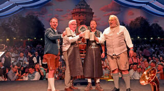 Freuen sich über den gelungenen Fassanstich (v.l.): Eichbaum-Vertriebsleiter Christian Bauer, die Bürgermeister Thorsten Riehle und Volker Proffen sowie Festwirt Arno Kiegele.