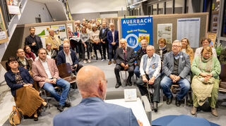 Zur Ausstellung „50 Jahre Auerbacher Kerwe und 70 Jahre Luftkurort“ begrüßte der Vorsitzende des Kur-und Verkehrsvereins Reinhard Bauß zahlreiche Gäste.